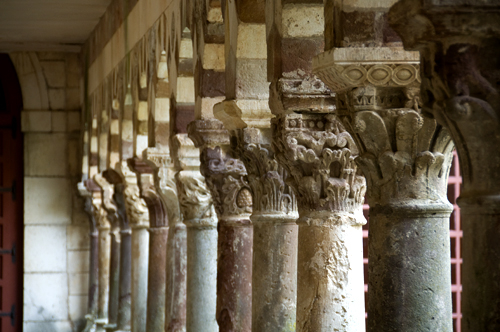 Detall de los capiteles de la galería sur del claustro de Cardeña